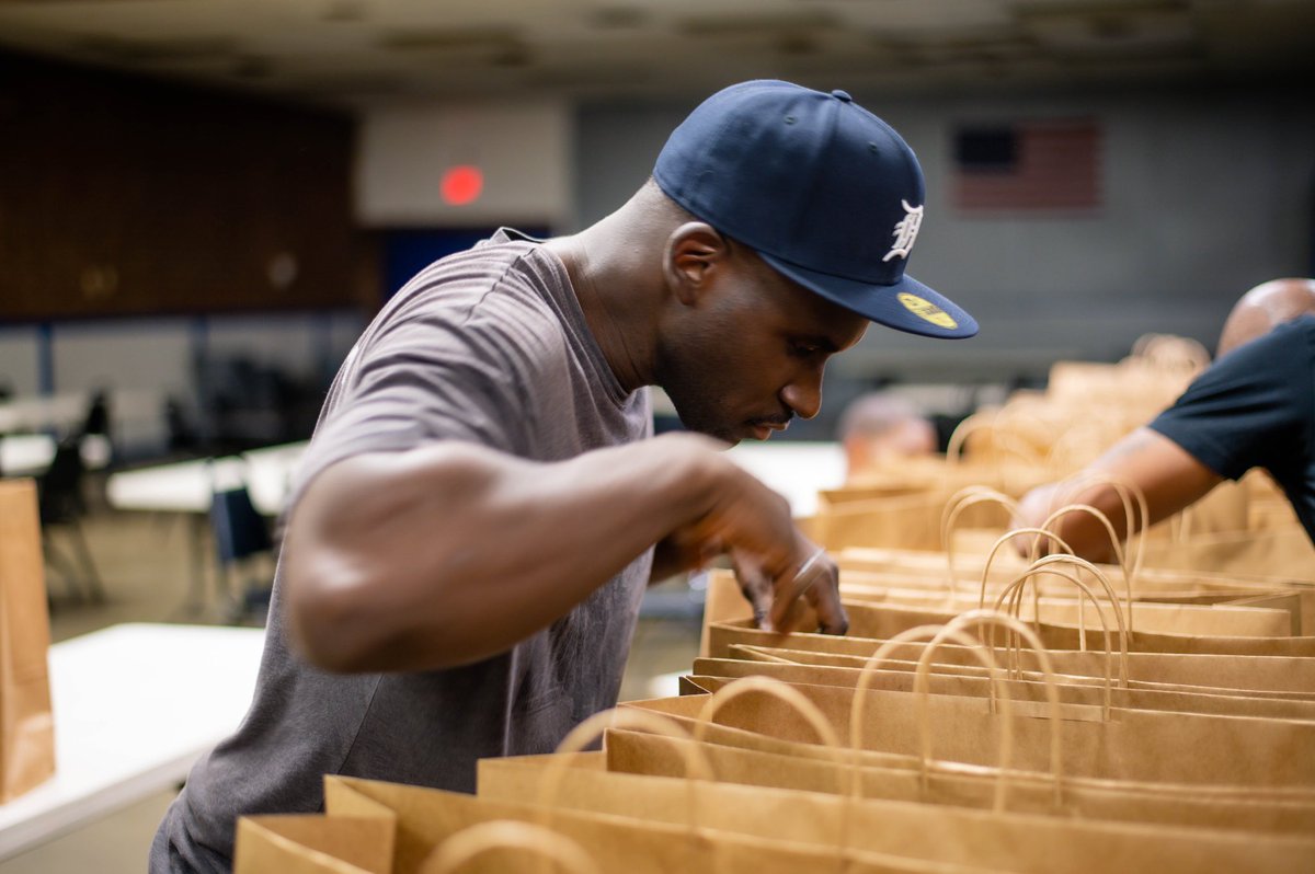 NeptuneFireCLT's tweet photo. We know that there is so much more work to be done in our community, this is where we begin. Thank you @blockloveclt for allowing us to contribute to the cause! #WeCare #FOPFF #ProgressiveCharlotte #ProgressiveFirefighters #BlockLoveCLT @RegE_TJohnson @CLTgov @charlottefire https://t.co/KexYGGggsW