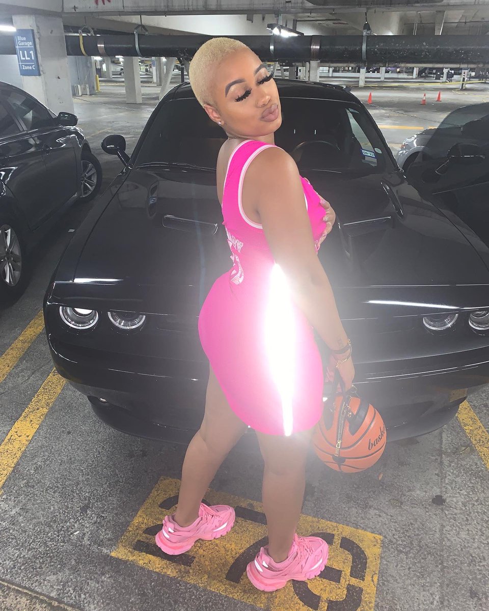 fittyshadesofk's tweet photo. he wanna see me so he pay per view😁 https://t.co/evsUryrQIq