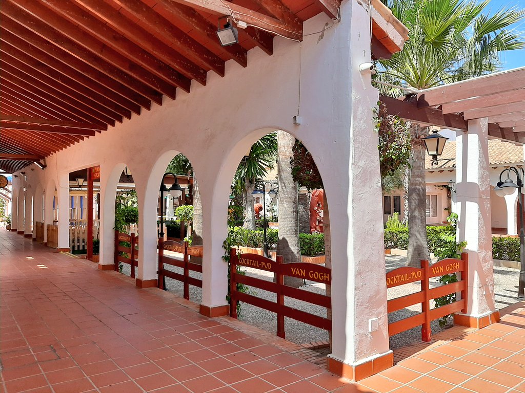 NuestroMarMenor's tweet photo. ¿Bonito,eh?#ElZoco #LaManga es PRECIOSO aunque no pase su mejor momento.
Sus patios árabes/andaluces merecen menos masificación y disponer de terrazas exteriores ajardinadas donde ahora hay aparcamiento en superficie.
Merece otra oportunidad para sus luchadores💪comerciantes♥️. https://t.co/0H26sYxVXD