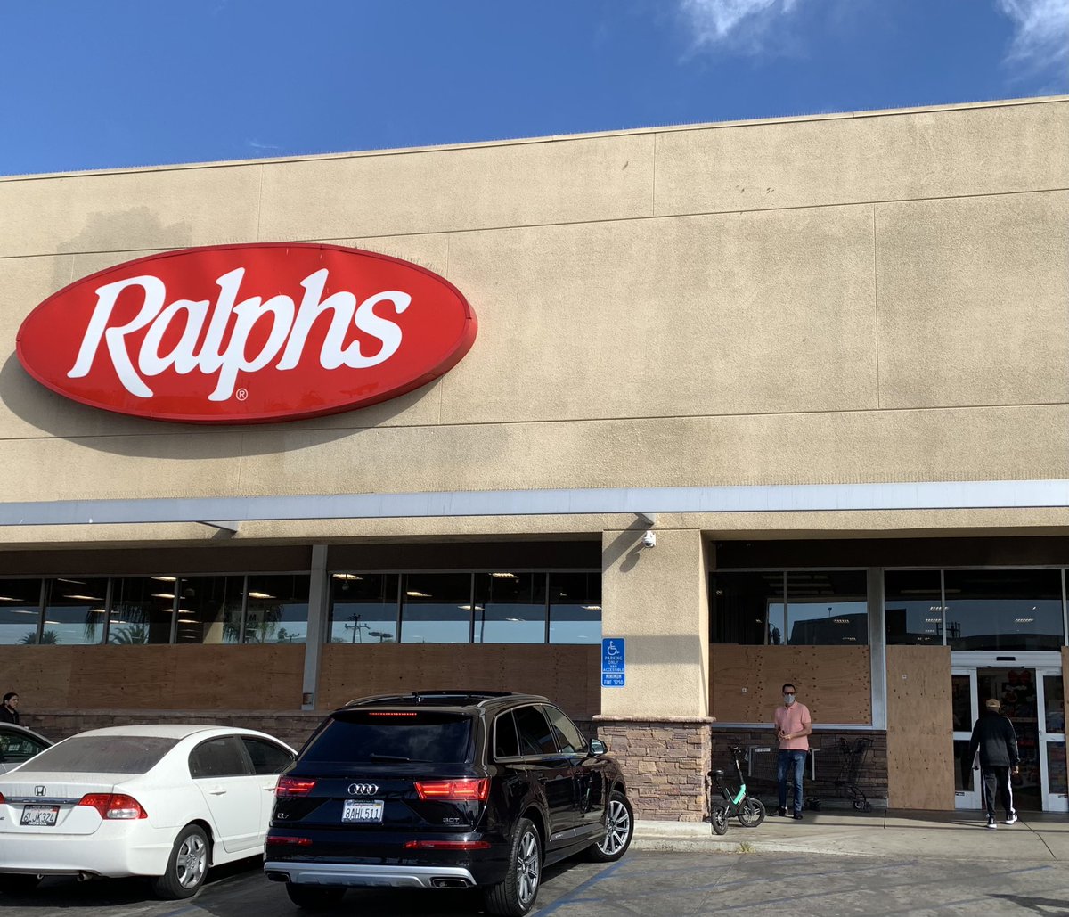 Centros comerciales de Los Ángeles tapiados por el miedo a disturbios tras las #Elecciones2020 del martes. Así está el ambiente colectivo, algo impensable hace años.