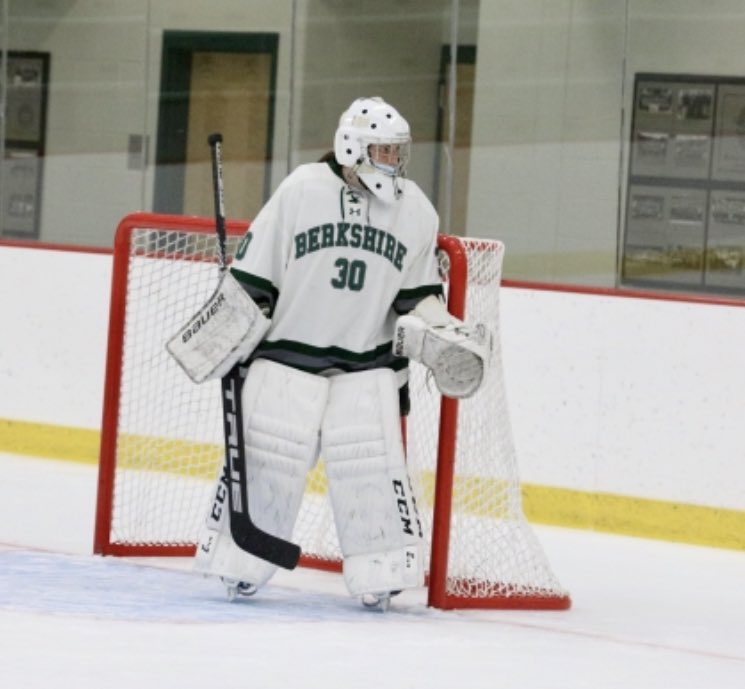 BerkshireGVHoc1's tweet photo. From our Gartners to yours, MK and Abby are sending love on National Goalie Day!!! #GoBears #Gartners #nationalgoalieday 🐻💚 https://t.co/0a5UyAz6wr