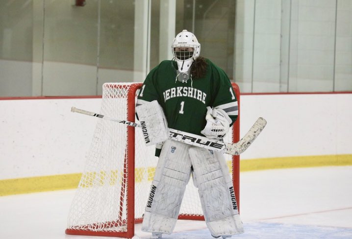 BerkshireGVHoc1's tweet photo. From our Gartners to yours, MK and Abby are sending love on National Goalie Day!!! #GoBears #Gartners #nationalgoalieday 🐻💚 https://t.co/0a5UyAz6wr