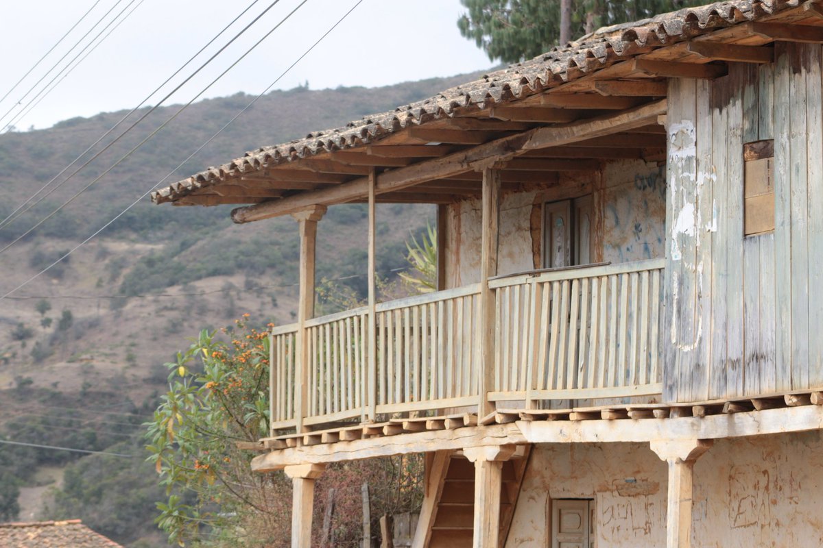 hugopitisaca's tweet photo. El balcón y una escalera forman parte de la historia de esta importante vivienda en la parroquia #Guachanamá, cantón #Paltas.
#PeriodismoTuristico https://t.co/odnkwC4OWY