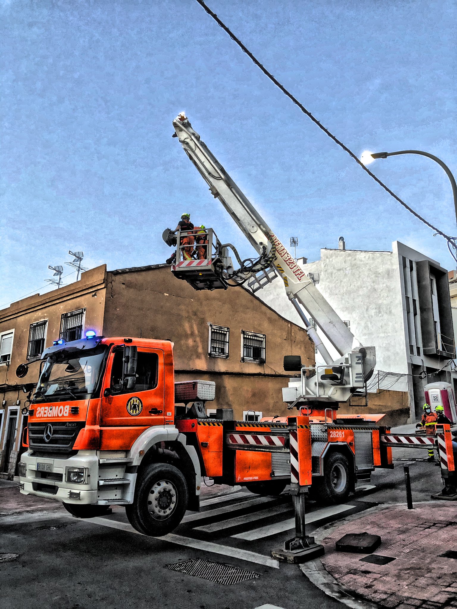 Angel en Twitter: "Saneamiento de fachada en #Burjassot , intervienen #bomberos Burjassot y Paterna https://t.co/Lctj72Z5Xi" / Twitter