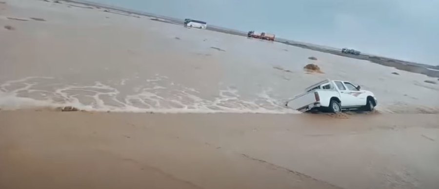 السيول تجرف السيارات والشاحنات في مصر