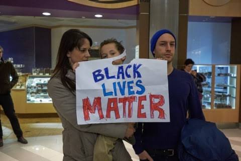 २)हा पक्ष मध्यमवर्गीयांसाठी झटणारा पक्ष आहे.(वस्तुस्थिती वेगळी असली तरी असच म्हणायचं )३)या पक्षाच म्हणणं आहे की कर जास्तीत जास्त गोळा केला पाहिजे कारण संपुर्ण देश हा लोकांकडून मिळणार्या करावरच चालतो..४)हा पक्ष ईसाई,मुस्लिम व ब्लॅक(कृष्णवर्णीय) लोकांना उचलुन धरतो.. #BlackLives