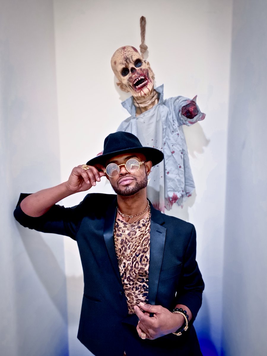 _JORDANY's tweet photo. Cats Outta the Bag ... its #Halloween2020 https://t.co/Xa7KlbFpXg