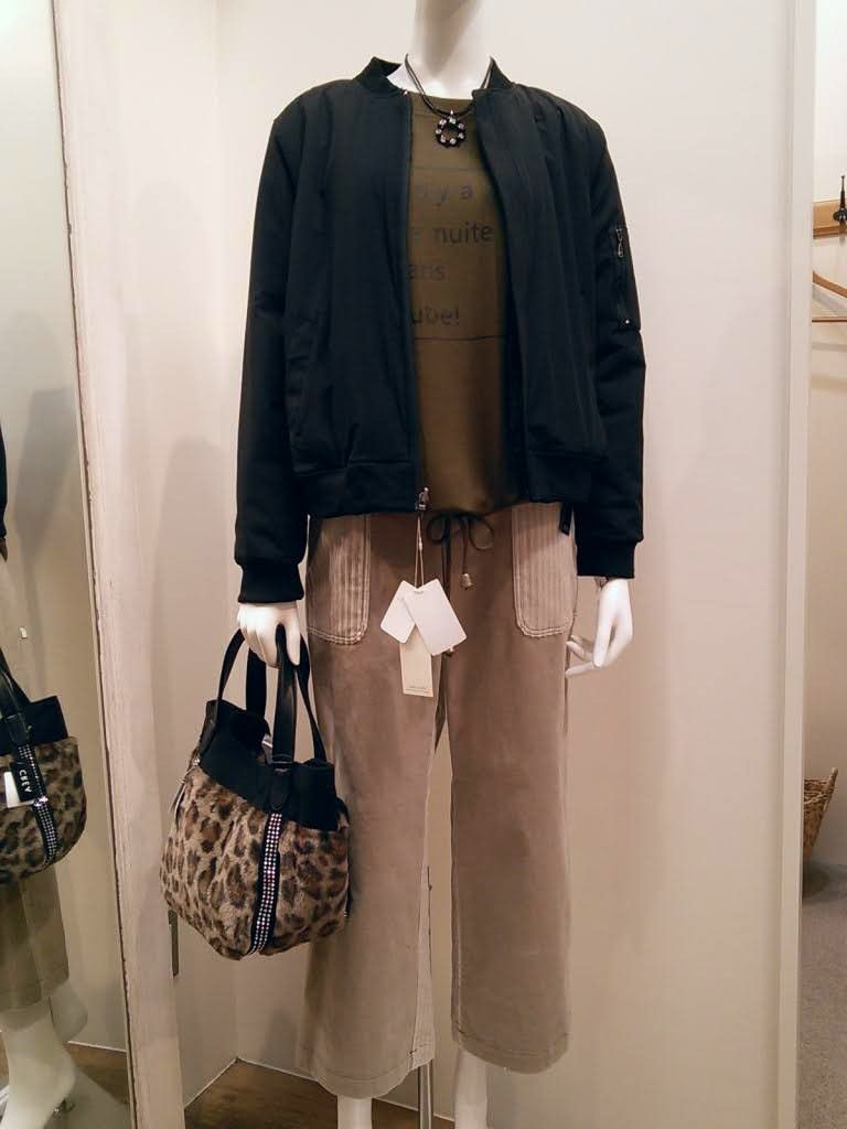 Itouyaザザシティー店 つづき いろんな顔を持っているのです リバーシブルブルゾン カッコイイ女子バージョン カットソー 5900 コーデュロイパンツ ゆるふわ女子バージョン ニット プリーツスカート 6900