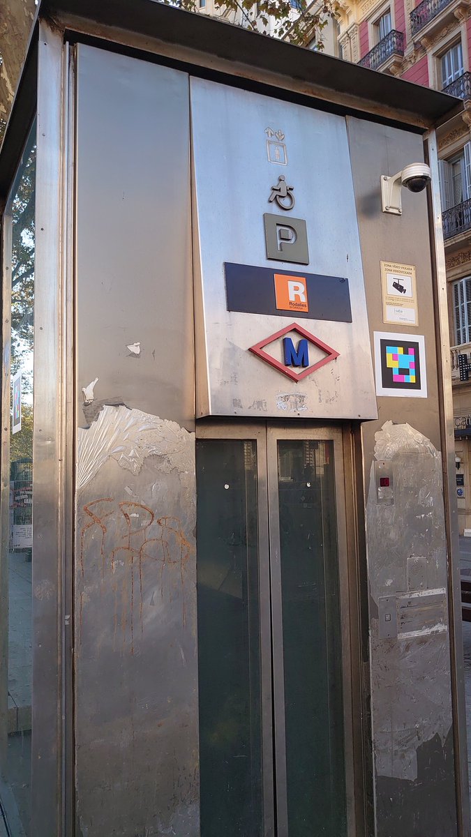 Una arqueología del transporte público que aún dura, en plena plaza Catalunya. Un anagrama de Metro de tiempos atrás. Sabéis de que año podría ser?