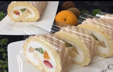 向井聡美 Roule Aux Fruit ルレオフリュイ フルーツたっぷりロールケーキ 卵 砂糖 粉だけで作るシンプルな配合のビスキュイで 可愛く絞って巻いたトライフルロール 一年生の基本の授業 ルレオフリュイ ロールケーキ ふるーつろーる フルーツロール