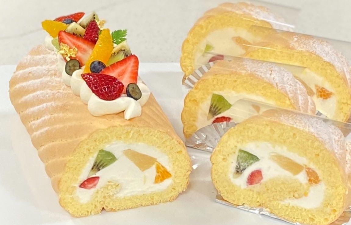 向井聡美 Roule Aux Fruit ルレオフリュイ フルーツたっぷりロールケーキ 卵 砂糖 粉だけで作るシンプルな配合のビスキュイで 可愛く絞って巻いたトライフルロール 一年生の基本の授業 ルレオフリュイ ロールケーキ ふるーつろーる フルーツロール