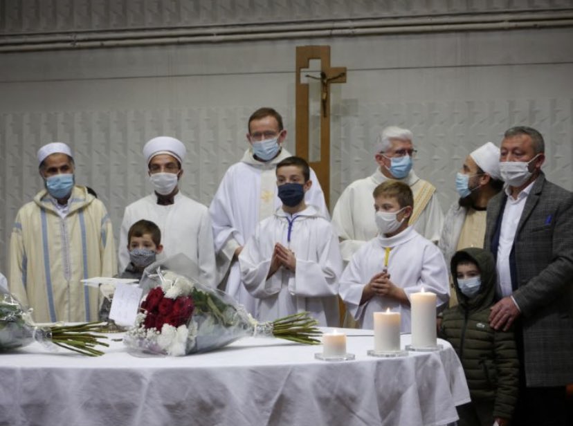hvfsa4's tweet photo. Les mosquées du Mans se sont rendus à l’église afin de leur montrer notre soutiens et de partager un message de paix, des roses ont était distribuées à la sortie de l’église 🤍 https://t.co/5j4kjpMg7x