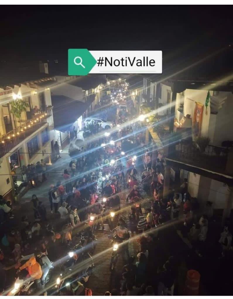 teresch_mexico's tweet photo. #Edomex #edomexconsumelocal #EdoméxConsumeLocal #edomexfuerte #EdomexEnSemaforoNaranja #edomexirresponsable #CDMX #irresponsables @AristeguiOnline @cnnbrk @EddyWarman @DeniseMaerker @Excelsior @Heidiaca @qtf #Autoridades #irresponsables #ValleDeBravo #focoinfeccioso #ayer https://t.co/yvrRgBhP3q