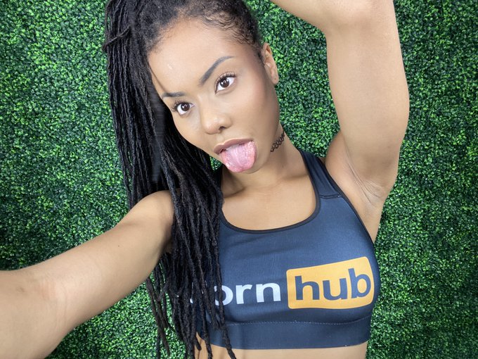 1 pic. oh noooo, my hair covered the words on my shirt, now you'd never know where to go search for my<a href="/tag/mvsales"class="tags"><span>#mvsales</span></a>