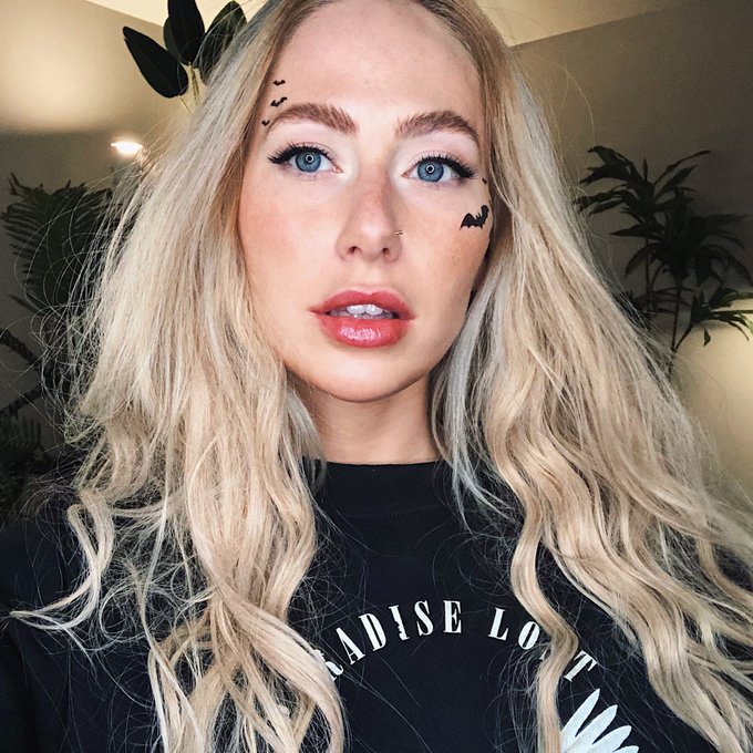 celebrated halloween with some festive makeup in lieu of a costume cause 2020 is already scary enough<a href="/tag/vote"class="tags"><span>#vote</span></a>