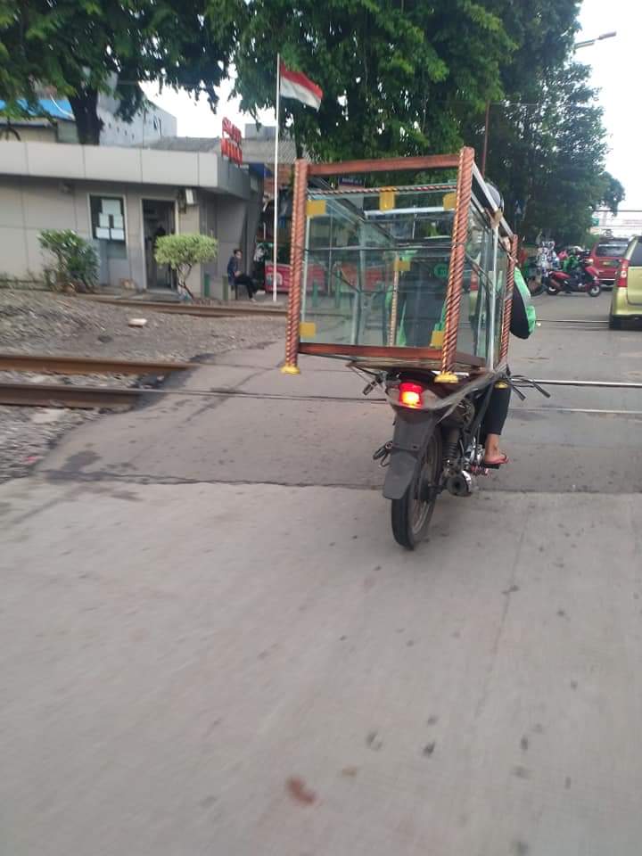 PenjahatGunung's tweet photo. Nemu info di grup ojol.
Ada driver kecapekan karena barang yang dibawa kebesaran. Beliau bawa orderan aquarium dari sebuah seller e-commerce. Setelah dibangunin sama driver lain dan disaranin buat istirahat di tempat yg lebih aman, beliau langsung lanjutin perjalanan kembali https://t.co/KYh9Fua29X
