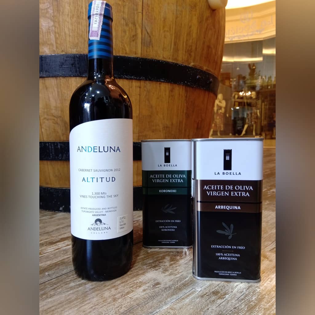 LaSocieteCCS's tweet photo. Una manera de probar al #Andeluna Altitud Cabernet Sauvignon es armonizando comidas. Sus taninos bajos le permitirán disfrutar de carnes rojas aderezadas con aceites de oliva extra virgen Premium como La Boella. Solicítelos y llevaremos una inigualable experiencia a su hogar https://t.co/yyZey3nw1m