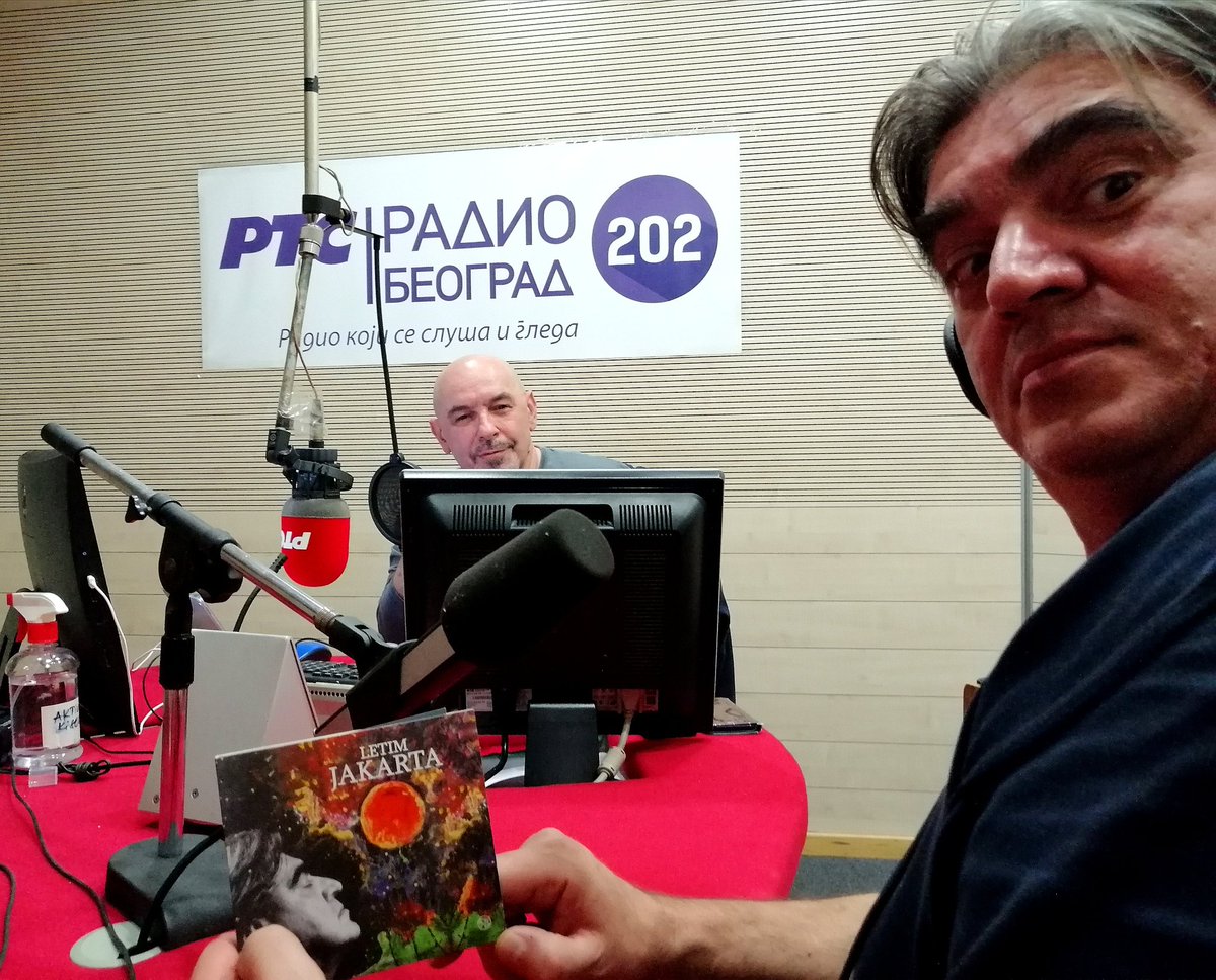 Beograd202's tweet photo. Igor Popović, frontmen grupe #Jakarta, ekskluzivno na Dvestadvojci, predstavlja album #LETIM, koji #Džakarta objavljuje posle više od tri decenije pauze.
#TrećaSmena #NoćniProgram https://t.co/ppLpL2iWgo
