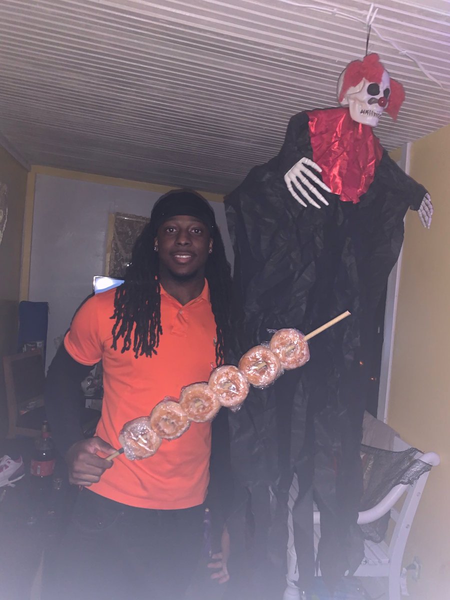 2_almighty_2's tweet photo. I won the best costume of 2020 js 😂🤷🏾‍♂️ https://t.co/5SF9XVhNeF