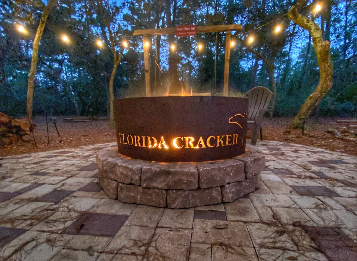FlatsClass's tweet photo. That’s right we are chillin’, I mean warming up as the cold front arrives here in #Florida! #floridacracker #southernculture #ranchhouse #captcarichardson #firepittime https://t.co/OKzzqHtCdV