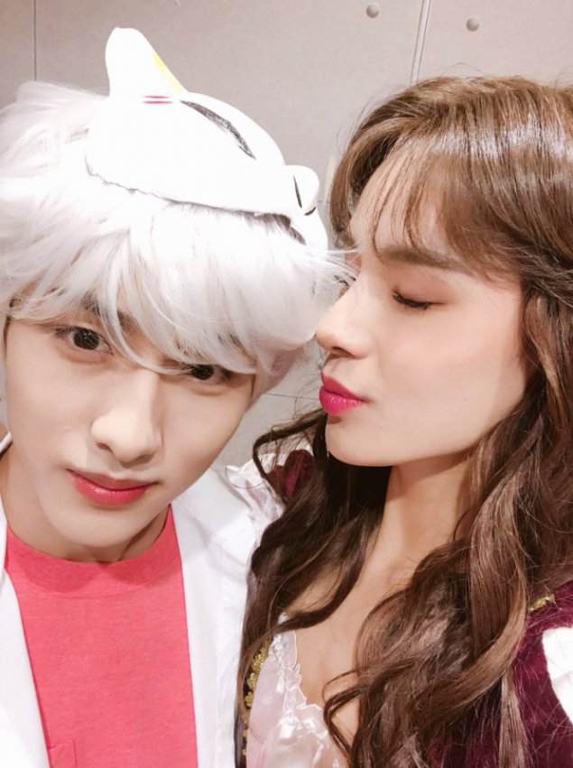 neosttwt's tweet photo. ㅤ˛ 💸 # : to thᥱ ꜜ 〃 ː ɯorld ⧉ › ɯe αre ˀˀ #⃞𝗡𝗘𝗢𝗦𝗧𝗔𝗧𝗜𝗢𝗡 ≀ ⁺ #APartyFromHell
Un poquito tarde, pero luego de que Hyo se terminóo de cambiar, vino a presumir su disfraz junto a Yuēhan y Amadeo, los demás ya estamos más que listo esperando para presentarnos¡! https://t.co/CId8IwGqaW