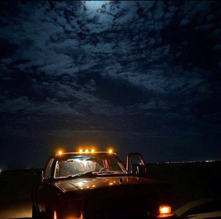 AY200022's tweet photo. على بساط الليل نسري بالأحلام 
ونسامر نجوم السما بالأماني .🍂

#بوح_آخر_الليل
#خواطر https://t.co/UTp0l2MMAn