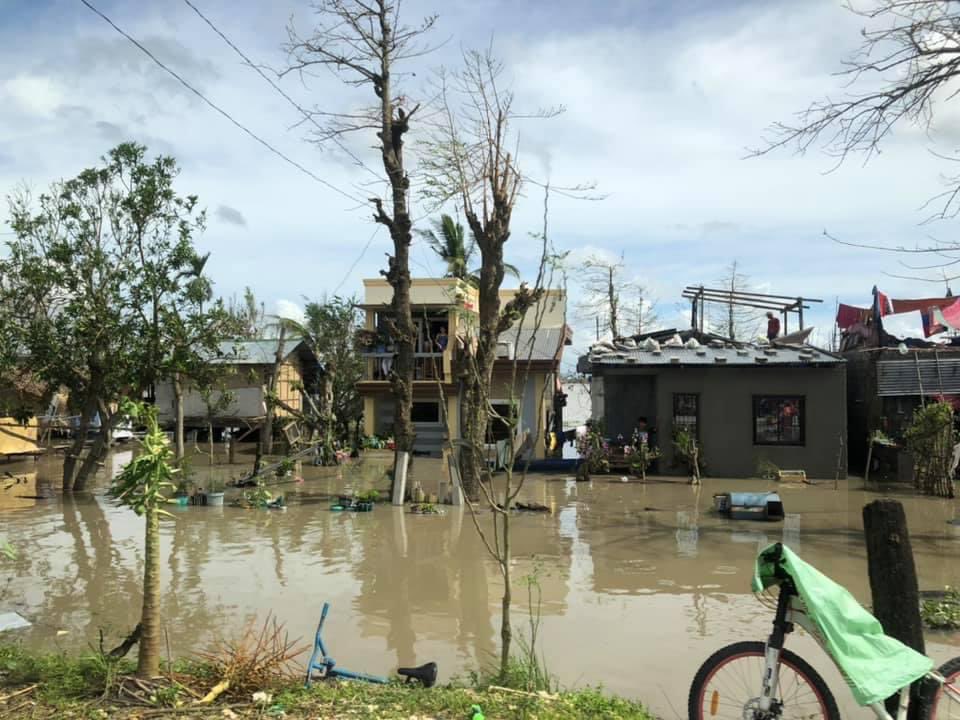 lenirobredo's tweet photo. Left Manila before dawn today. Just arrived CamSur and these were the first signs of devastation we saw.

Will be going around Albay and Catanduanes as well. https://t.co/VyapC88s9l