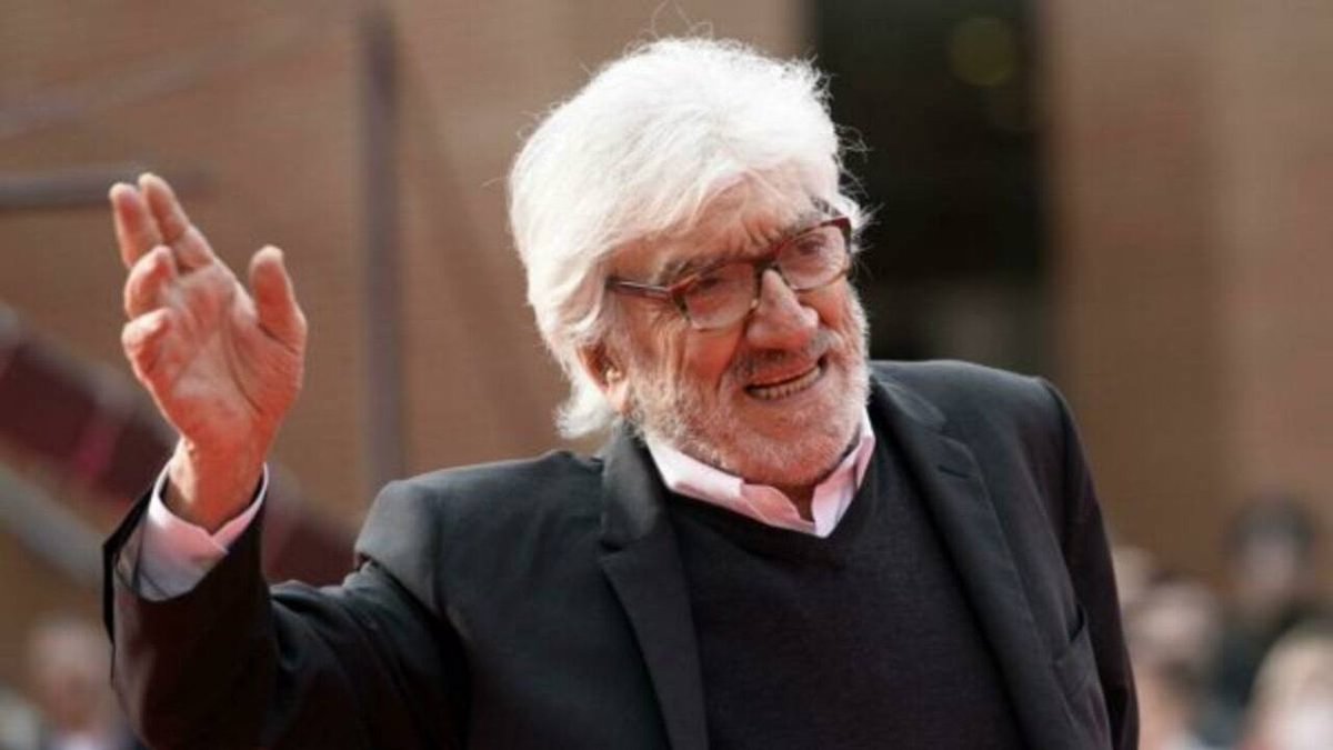 rtl1025's tweet photo. Addio #GigiProietti. Il grande attore è scomparso questa mattina all’alba, in conseguenza di gravi problemi cardiaci. Straordinario interprete teatrale, ma anche al cinema e in TV, Gigi Proietti è stato uno dei volti più amati dello spettacolo italiano per decenni. https://t.co/wCCnEAaibQ