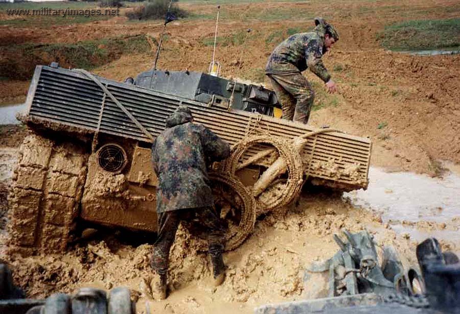 𝔗𝔥𝔢 𝔇𝔢𝔞𝔡 𝔇𝔦𝔰𝔱𝔯𝔦𝔠𝔱 🇬🇪🇺🇦🇺🇲🇬🇷 on X: Shit happens!!!  Leopard-2 MBT stuck in mud. #DDSH #Leopard2 #Germany #Bundeswehr   / X