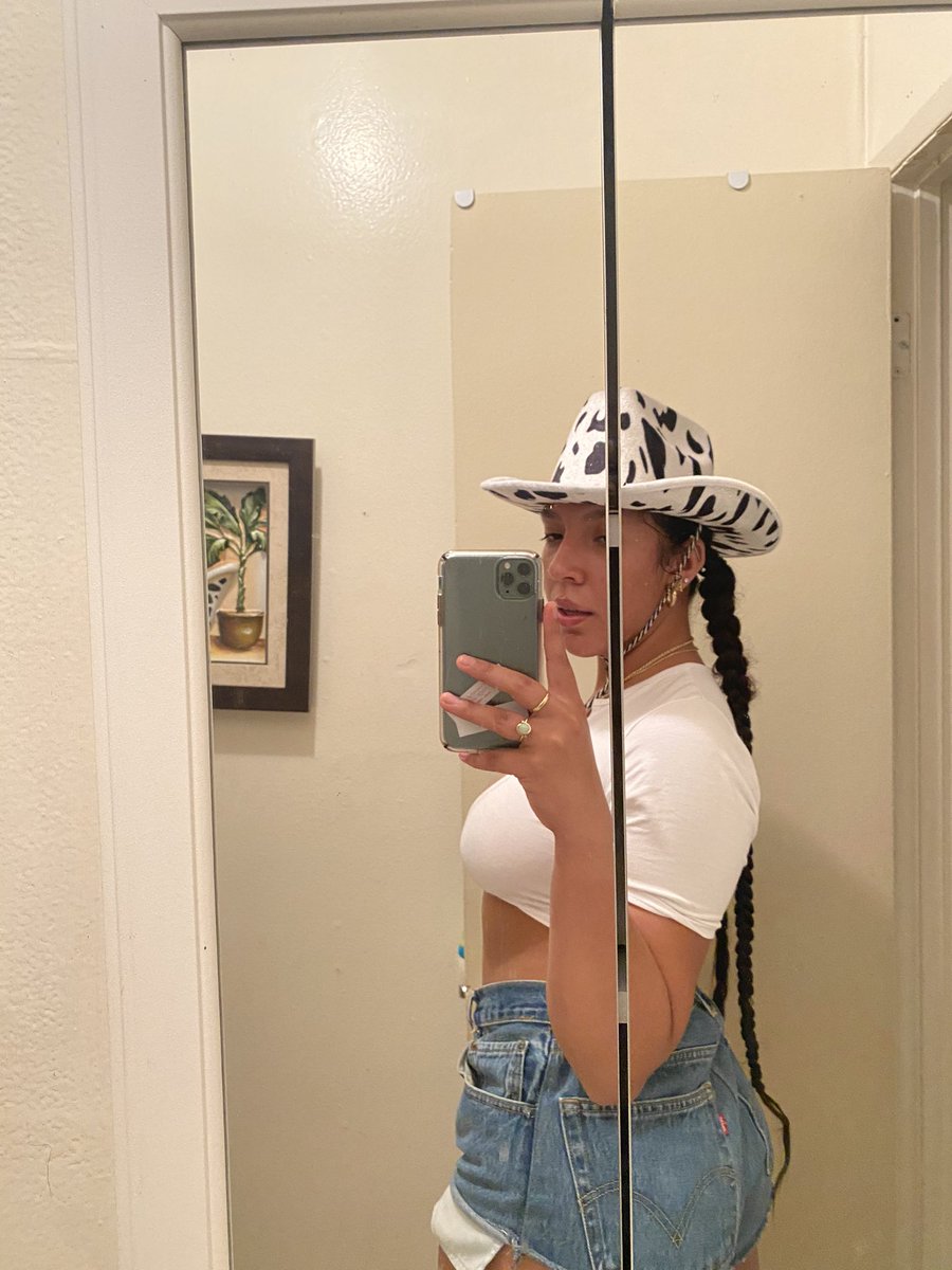 aziankurlz's tweet photo. Halloween was coo in the house #howdybitches #fakefriends https://t.co/hSUfWPHU1O