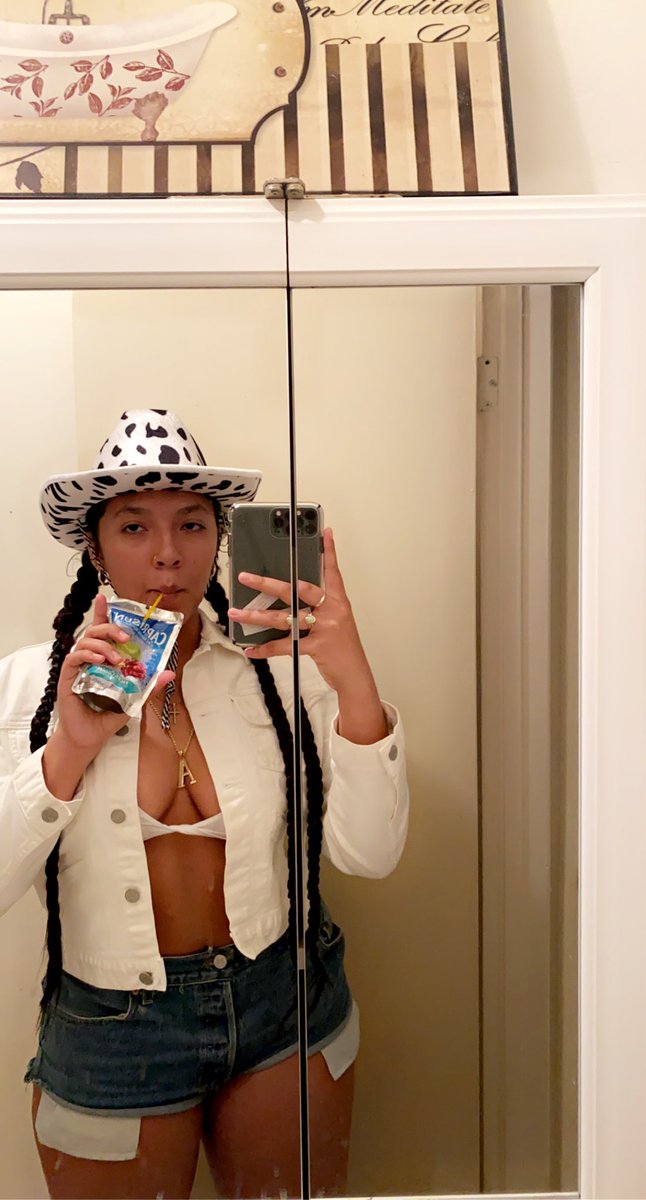 aziankurlz's tweet photo. Halloween was coo in the house #howdybitches #fakefriends https://t.co/hSUfWPHU1O