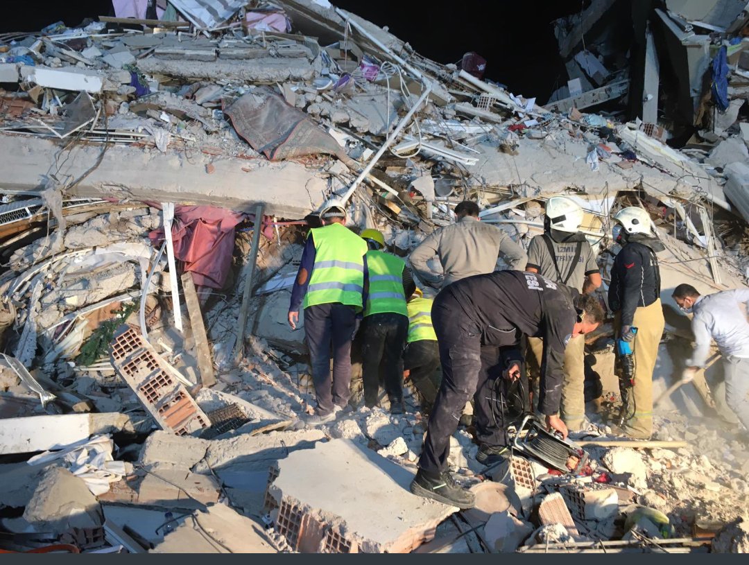 İzmir'deki acılar canımızı yakıyor.Allah aramızdan ayrılanlara rahmetler yaslı ailelerine sabırlar versin.Bu binaları yapanlarda inşallah hak ettikleri cezaları alırlar.