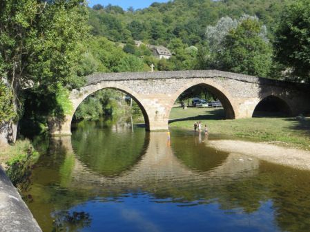 AineMedievalDub's tweet photo. Fifteenth-century bridge, Château de Belcastel. #medievaltwitter #medievalbridge #France #medievalfrance #medieval https://t.co/H0oPosuFfb