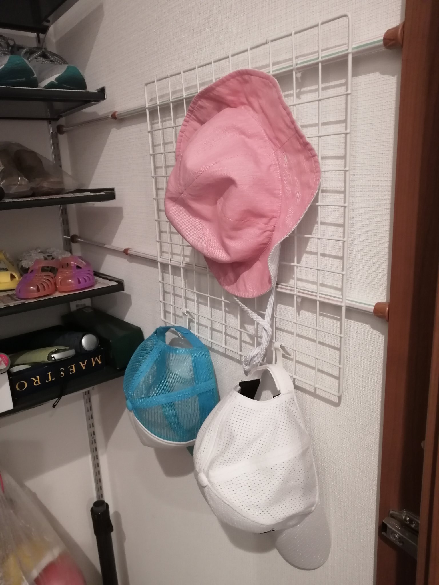 Hiroro 土間収納に突っ張り棒やフックで帽子収納を作りました 壁収納にしたら場所とらないし使うときもサッととれてストレスフリーです ライフハック ぶらすた ダイソー T Co Pgoiduehid Twitter