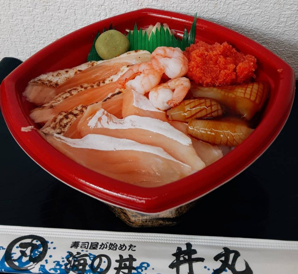 qj7vUfrOvDneOTx's tweet photo. おはようございます。
冷たい雨の朝ですね。
体調にお気を付け下さいませ。
本日の日替り丼は「漬けイカトロサーモン丼」です。
#福岡丼丸住吉橋店 #福大通り店 #藤崎駅前店 #海鮮丼 #唐揚げ #テイクアウト #ウーバーイーツ #出前館 #フードパンダ #menu #paypaypickup https://t.co/wATvsCqT8e