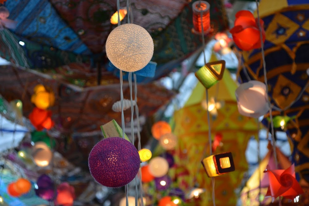Komal74878036's tweet photo. Lights and home decor can never be set apart! During Diwali, lights make for the most sought after home decor themes. 
https://t.co/lKBGFCiV9x
#papercraft #makepaperlight #diycandles #wallcandles #ballooncandle #Homemakeled https://t.co/6XNeSVG1do