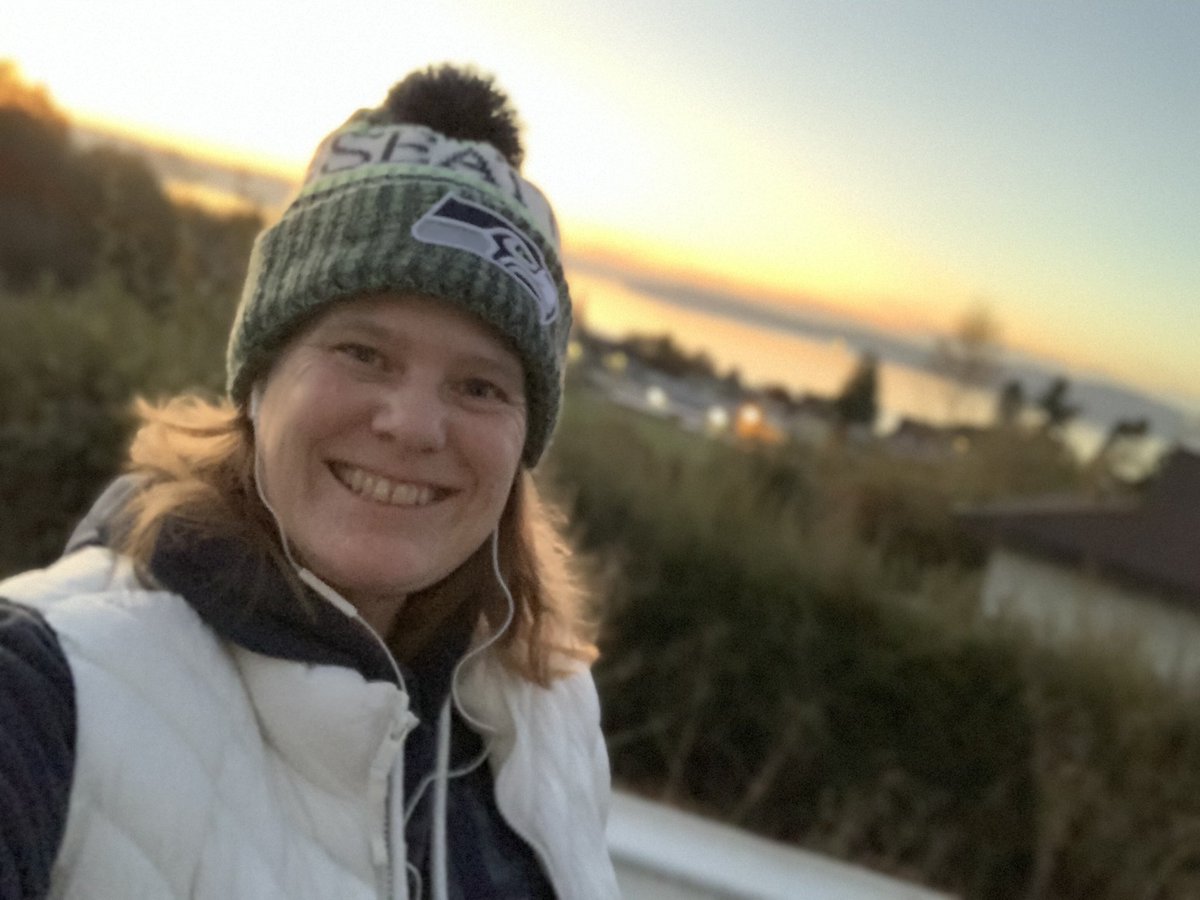 ChristyB2412's tweet image. #Seahawks win and I got in a quick two mile walk and enjoyed this beautiful sunset and my awesome small town! #steilacoom #seahawkswin #walking #fall