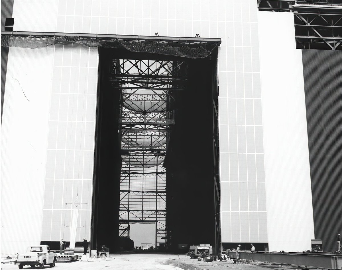 The paneling of the VAB consists of 23 acres of aluminium siding and 1.6 acres of light-emmiting plastic panels, which were designed to provide a point of reference to the outdoors without allowing glare or direct rays of sun through.