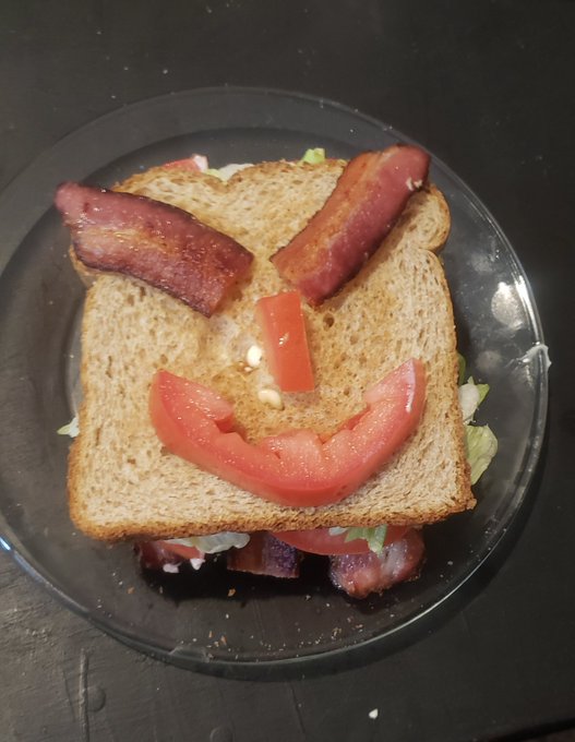 My vegetarian girlfriend, @MeetingJessica, makes me smiley BLT's. 😍
What does yours do? https://t.co