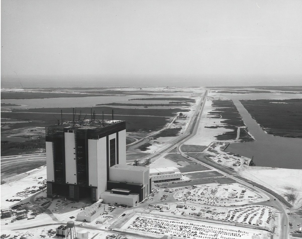 The paneling of the VAB consists of 23 acres of aluminium siding and 1.6 acres of light-emmiting plastic panels, which were designed to provide a point of reference to the outdoors without allowing glare or direct rays of sun through.