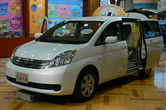 Cobby コビー アイシス 04年 17年 7人乗りのミニバン 助手席側には パノラマオープンドア といって 幅10mmの柱のない乗降口が登場する仕組みが話題を呼んだ 乗り降りや荷物の積みやすさは抜群 販売終了までの13年間 フルモデルチェンジを
