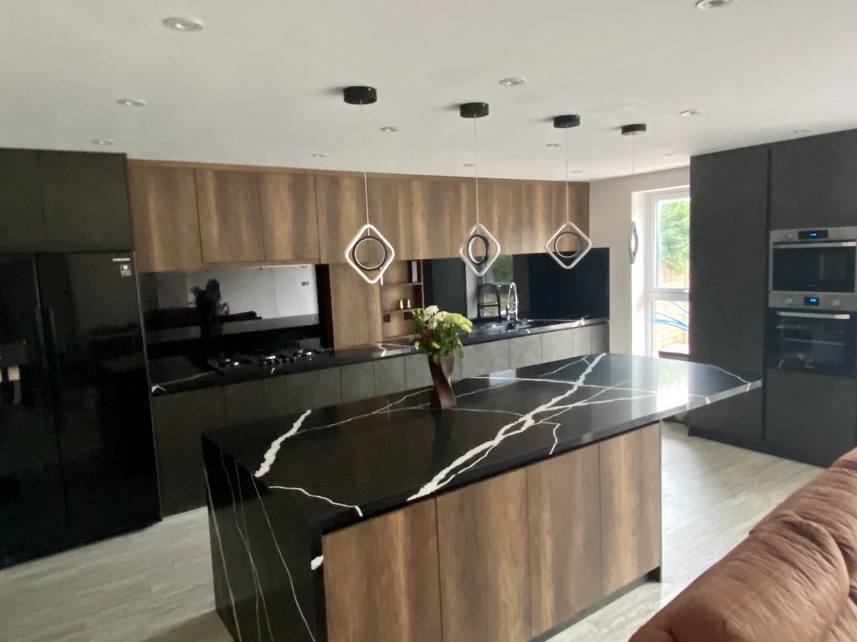 Italian cleaf kitchen cabinets after installation.
houlive.com