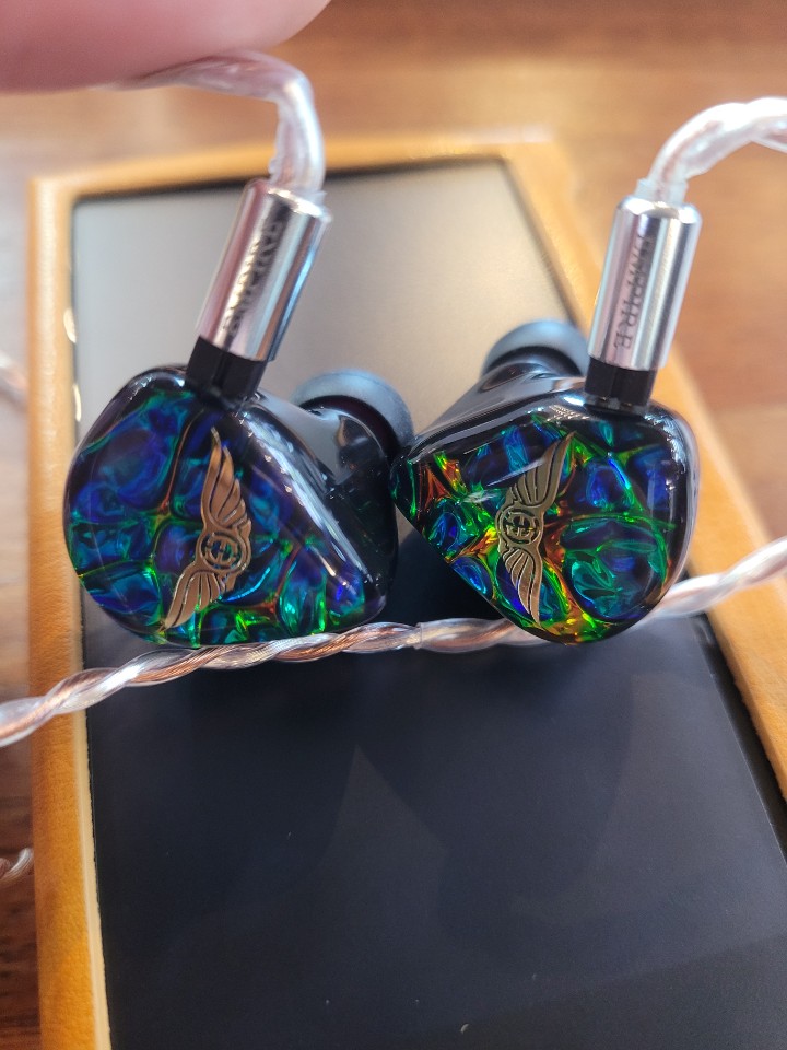 全部買いました 早いうちにレビューしてみます。Empire earsの第2世代