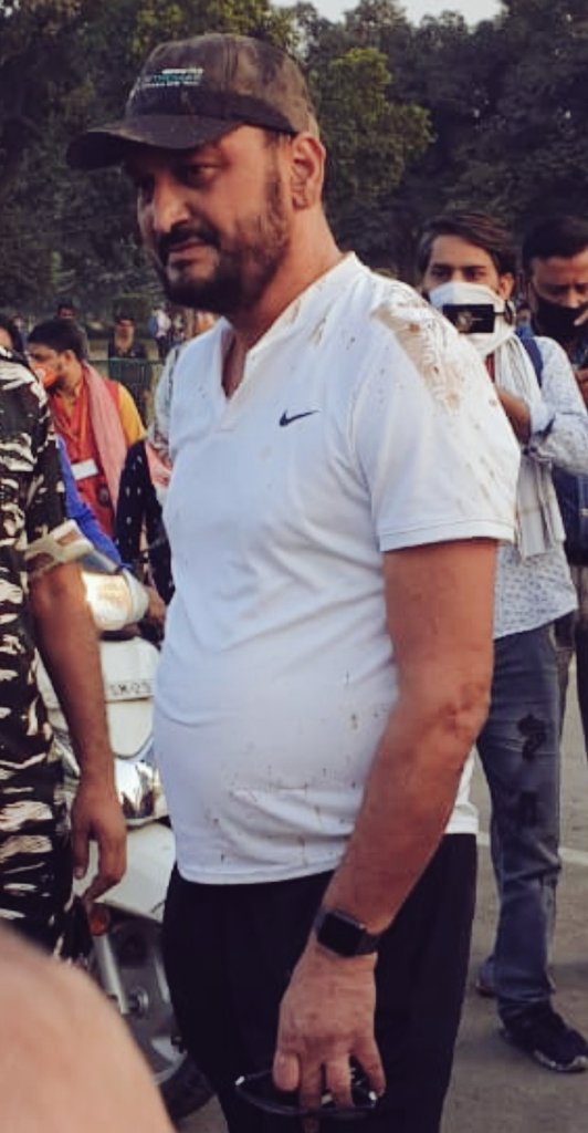 SudarshanNewsTV's tweet photo. संतो का केश पकड़ कर बोला था @DelhiPolice का ये संदिग्ध बिना वर्दी का अधिकारी --- 

"आज घुसेड़ देंगे तुम्हारा सारा हिंदुत्व" https://t.co/IQg9Gkjuh1