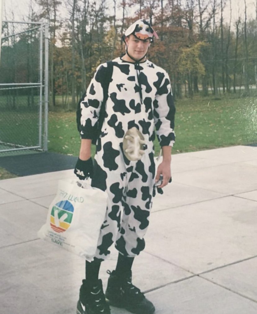 We didn’t exactly have a Her Sports Corner Halloween Costume Contest, but if we did, <a href="/gronk/">Gronk</a> would have easily won with this amazing throw-back costume he shared 🤣
#hersportscorner #nfl
