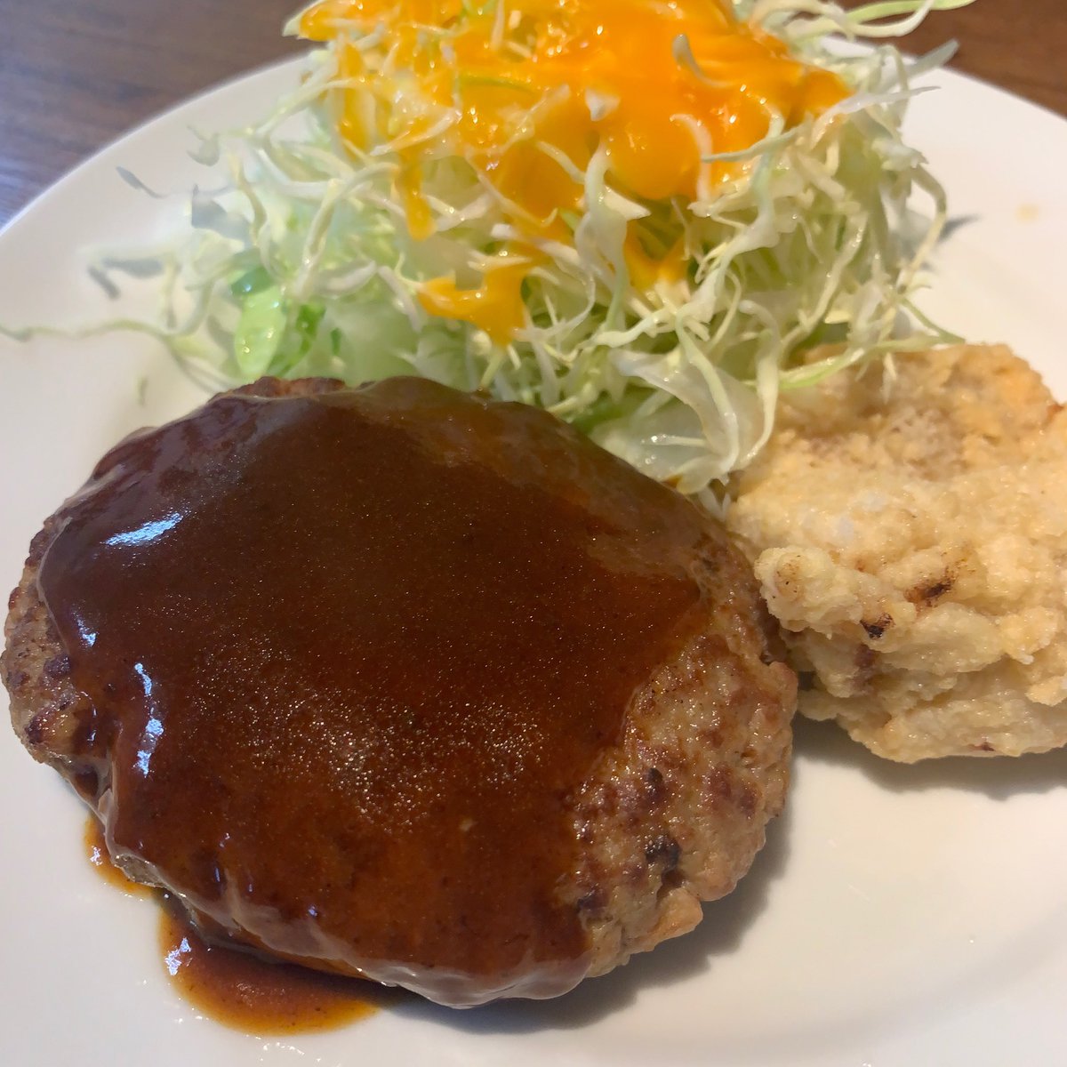 庵 お取り寄せ中 旭川市3条通18丁目にある鉄板焼きしつらえさんで 本日のランチのハンバーグを ワンコインランチがいただけるお財布に優しいお店です 一番人気の大きなとりからがついているのもお得感があり 店主さんやお母様の接客もフレンドリーで