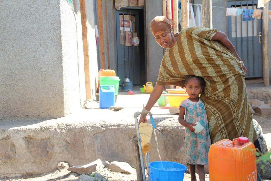 AbdulkeriMo2's tweet photo. ERC family is always proud to stand by the community side.
We have built the infrastructure to drink water for the people who live near the project area #kombolcha #Kebele 07. The water reservoir could supply 5000 people per day! We have fixed around a 5 km pipeline to reach. https://t.co/o7ng9oYYDi