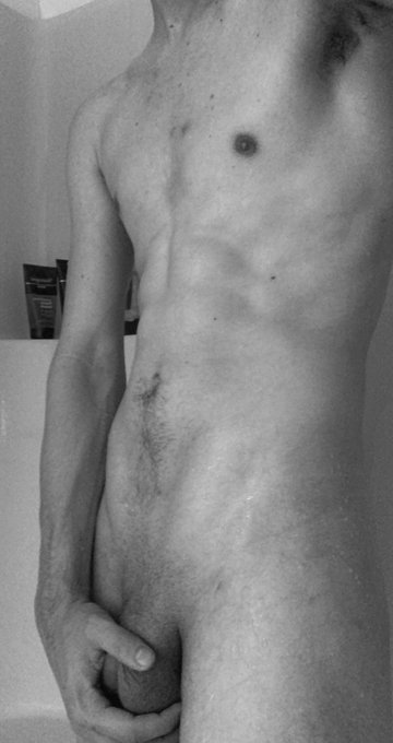 Wet 🚿💦  https://t.co/yw7RfINdzG https://t.co/sXlhBjaU1u