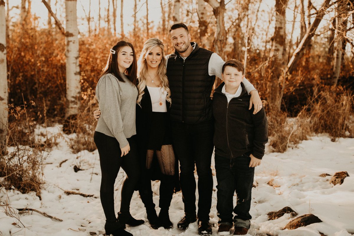 Garrett_Watts's tweet photo. My siblings &amp; I had a big crazy photo shoot this weekend for our moms birthday to give her updated pictures of us, and amongst the chaos the photographer pointed directly at me and said:

“Ok, now let’s get you with your wife &amp; kids!”

and I said “ok”.

Hint: I’m the last photo https://t.co/mD73NWsBBA