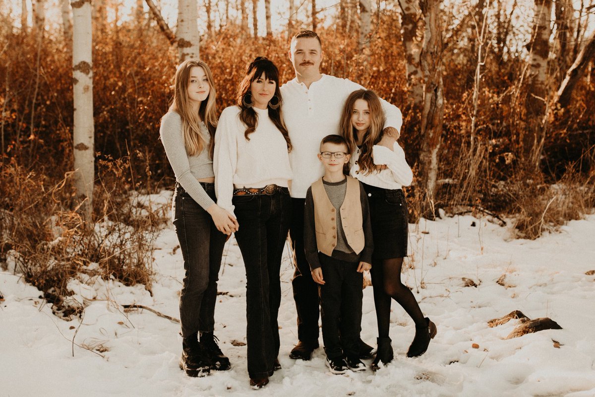 Garrett_Watts's tweet photo. My siblings &amp; I had a big crazy photo shoot this weekend for our moms birthday to give her updated pictures of us, and amongst the chaos the photographer pointed directly at me and said:

“Ok, now let’s get you with your wife &amp; kids!”

and I said “ok”.

Hint: I’m the last photo https://t.co/mD73NWsBBA